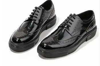Модные оксфорды из лакированной кожи на открытом воздухе, черная повседневная обувь на шнуровке для мужчин, увеличивающие рост, мужская обувь с перфорацией типа броги, модная эластичная мужская обувь