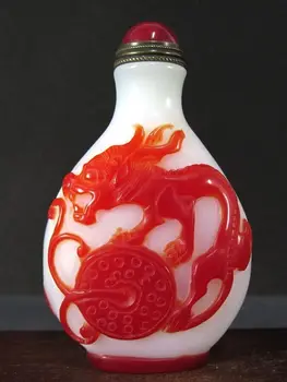 Китайская стеклянная бутылка для нюхательного табака с двумя резными драконами из пекинского стекла